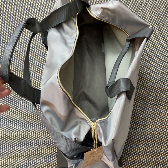 New Azzaro nylon weekend tote with 3 perfume samples. Dolce 0.25 oz and 2 minis - Picture 11 of 14